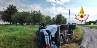 Cisterna carica di Gpl si ribalta nel fosso. In corso le operazioni di travaso