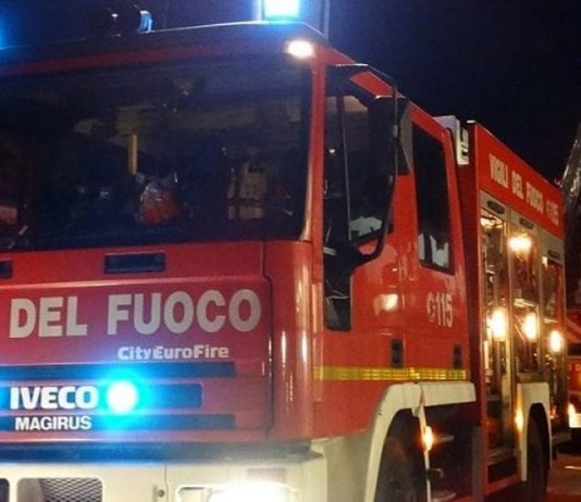Auto in fiamme in un garage condominiale: paura a Cerese