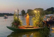 A Borgo Angeli rivive l’antica processione delle barche illuminate dedicata a San Pietro