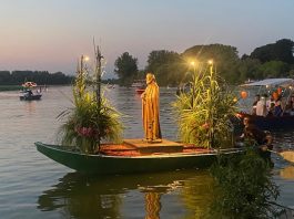 A Borgo Angeli rivive l’antica processione delle barche illuminate dedicata a San Pietro