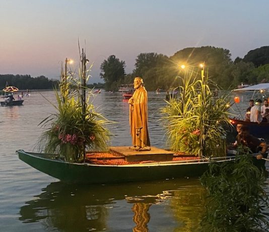 A Borgo Angeli rivive l’antica processione delle barche illuminate dedicata a San Pietro