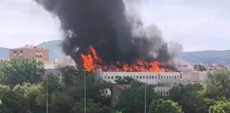Incendio all’Università della Tuscia, in fiamme il tetto della facoltà di Agraria – Video