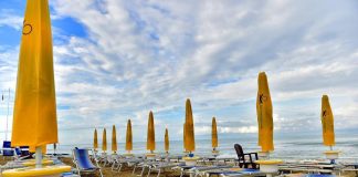 Alba Adriatica, auto piomba in spiaggia e ferisce bagnanti