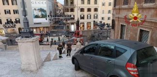 Roma, auto finisce su scalinata di Trinità dei Monti: soccorso 81enne al volante