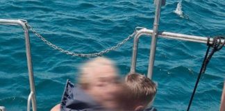 Bimbo di 5 anni e nonna trascinati al largo con il materassino – Video