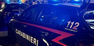In fuga da posto di blocco travolgono coppia in auto, morto un 56enne