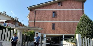 Donna trovata morta in casa nel Torinese, ipotesi femminicidio