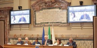 Donne, over 50 e no algoritmi: ecco identikit lavoratori vendita diretta a domicilio