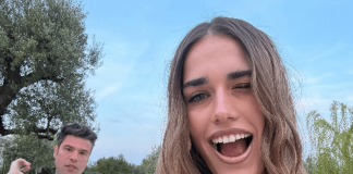 Clara e Fedez, la foto del ‘bacio’ fa infuriare lei: “L’arte della prospettiva”