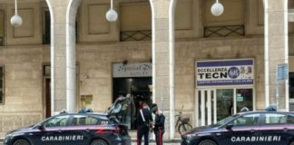 Minacce, schiaffi e calci a un 15enne per derubarlo del monopattino in centro città