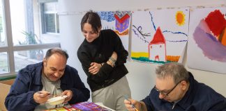 “Il colore che ho dentro”: quadri e fotografie per raccontarsi oltre le parole