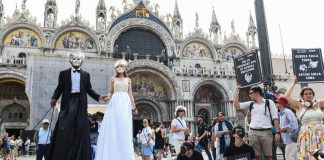 Flash mob di protesta e ultimi arrivi vip, a Venezia è ora della prima festa nuziale di Bezos e Sanchez