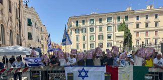 Gaza, davanti alla sinagoga di Roma flashmob in risposta al corteo Propal: “Hamas si arrenda”