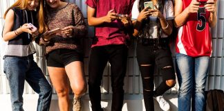Macron vuole vietare i social agli under 15, lo psicologo Lavenia: “Non è una soluzione, formiamo i ragazzi con il Patentino digitale”