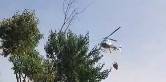 Cavriana, vasto incendio di sterpaglie lambisce le abitazioni: sul posto l’elicottero da Bergamo