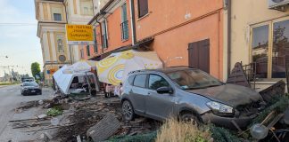 Romanore, perde il controllo dell’auto e si schianta contro il ristorante La Brasserie