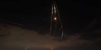 Buio, missili, paura e confusione: la strategia notturna dell’Iran contro Israele