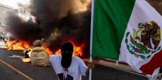 Los Angeles, scontri fra polizia e manifestanti: strade bloccate e auto incendiate