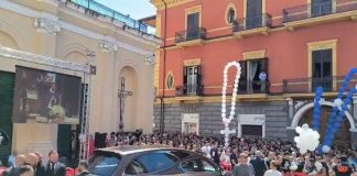 Martina Cabonaro, i funerali ad Afragola tra grida “giustizia” e insulti all’ex