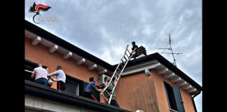 Salgono sul tetto dopo la lite: lei incinta, lui lancia tegole ai Carabinieri che li salvano dopo una lunga trattativa