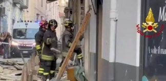 Napoli, esplosione in centro: donna estratta viva dalle macerie