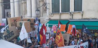 No Bezos in marcia a Venezia, cori e slogan contro il numero uno Amazon