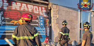 Ostia, bomba carta davanti alla palestra Di Napoli: danni ad attività e auto