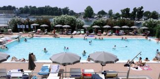 Infezioni in piscina, medici anti-bufale: “I rischi sono tanti, il cloro non uccide tutti i germi”