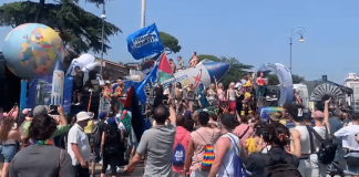Roma Pride, folla sotto il sole cocente della Capitale per la festa ‘Fuorilegge’ dei diritti