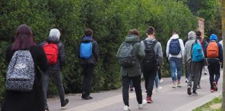 Scuola, Valditara: “Stop ai cellulari in classe anche alle superiori”