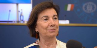 Rocella: “Per fare famiglia serve famiglia, rafforzeremo centri come hub servizi”