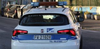 Roma, scontro tra auto e moto: morto motociclista, conducente fugge lasciandolo a terra