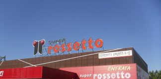 Tentano di rubare superalcolici e prodotti per l’igiene al supermercato: denunciati