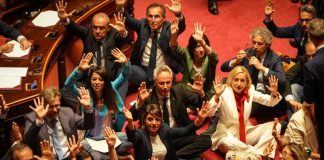 Dl sicurezza, protesta Pd-M5S-Avs in Senato: seduti in Aula come manifestanti