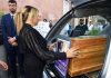 I funerali di Alvaro Vitali oggi a Roma, l’ultimo saluto di Stefania Corona