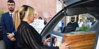 I funerali di Alvaro Vitali oggi a Roma, l’ultimo saluto di Stefania Corona