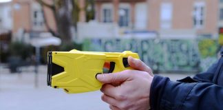 Giovane morto dopo uso taser, anestesisti: “Puntarlo solo su gambe o braccia”