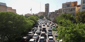 Iran, fuga da Teheran: “Strade intasate e file per la benzina”
