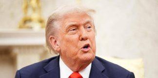 Trump blocca legge auto elettriche: “Per questo non piaccio più a Musk”. E annuncia dazi più alti