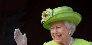 A Elisabetta II piaceva lavare i piatti: lo fece per Cameron e la Thatcher