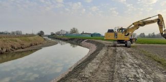 Canale Sabbioncello, palancole e massi per consolidare le sponde: Consorzio Burana al lavoro