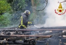 Incendio in una legnaia a Castellaro Lagusello, intervento dei vigili del fuoco