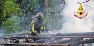 Incendio in un agriturismo a Castellaro Lagusello: le fiamme partite da una legnaia