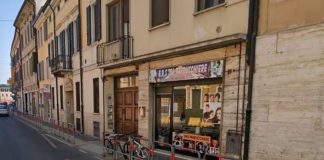 Mantova, lite per la fila dal barbiere: 45enne preso a pugni, l’aggressore scappa