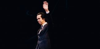 Nick Cave ripercorre il suo sterminato repertorio in un concerto ricco di emozioni