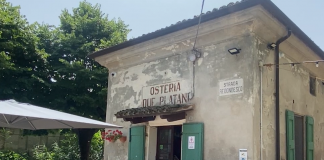 Una briscola, un bicchiere e mille storie: la vita all’Osteria Due Platani