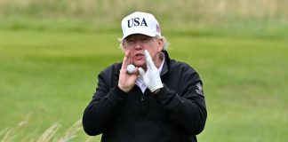 Trump ‘bara’ a golf? Un video mostra l’aiutino al presidente