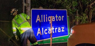 Usa, italiano detenuto a Alligator Alcatraz: “In gabbia come polli, fateci uscire da incubo”