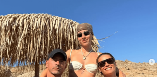Aurora Ramazzotti in vacanza con Michelle e Eros: “Questione di famiglia”