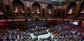“È una porcata”, “bassezza unica”: scontro in aula tra maggioranza e opposizione sui vitalizi